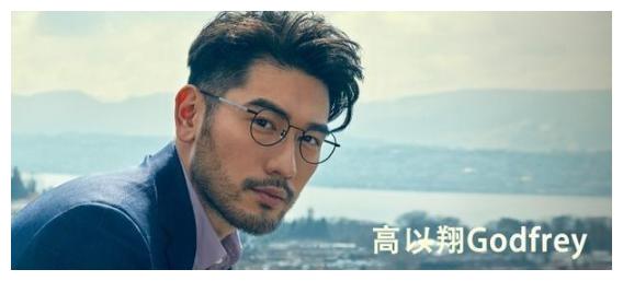 高以翔粉丝徜徉墓园,在诗意盎然的绿植外放飞天灯,画面唯美动人