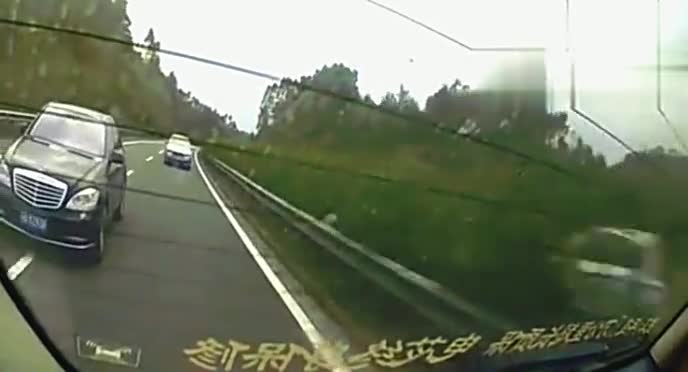 高速上挑衅藐视奔驰S350，脸被打肿了