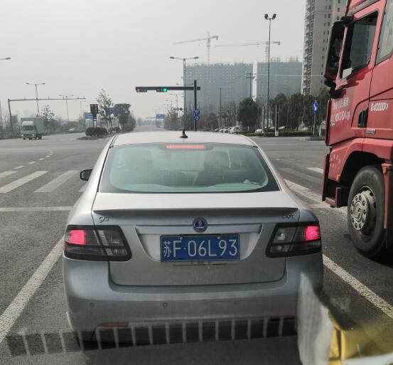 南通港闸区实拍萨博93，车牌配车型恰好也是