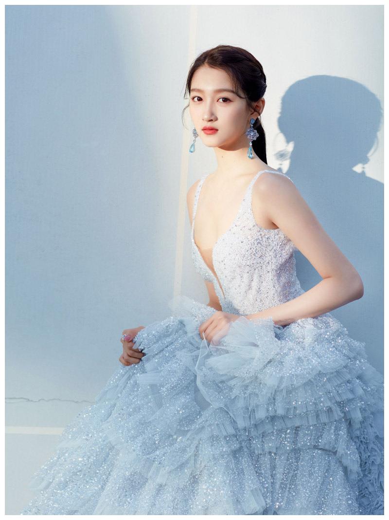 22岁关晓彤好丰满,穿深v礼服裙凹凸感明显,表情妩媚女人味十足