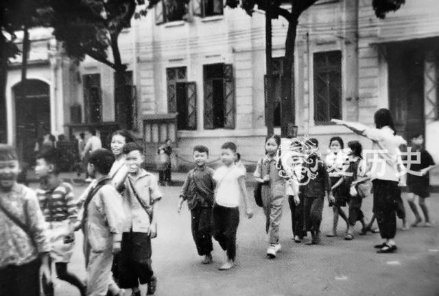 上学时的小学生