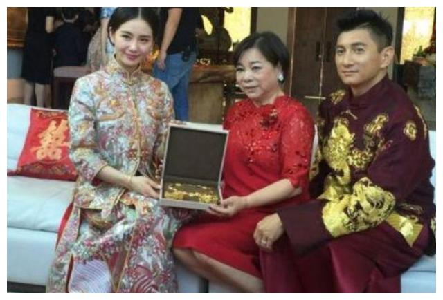 而看到当天吴奇隆和刘诗诗大婚时候的照片.