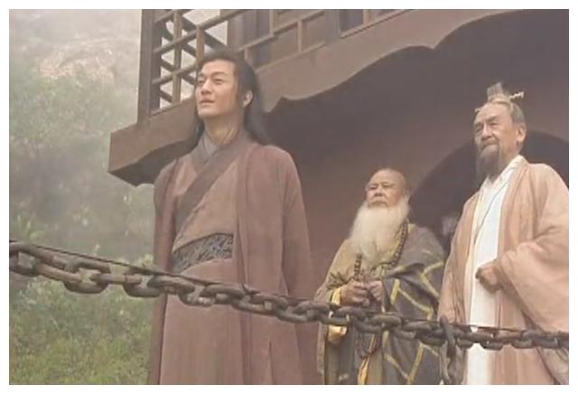 笑傲江湖左冷禅想对令狐冲搞突然袭击却被两位前辈高人搅黄了