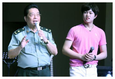 80岁李双江隐藏52年大儿子曝光,没想到如此优秀,难怪不公开