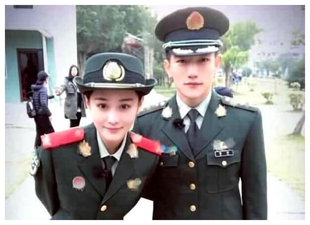 张馨予下雨天晒美照,怀孕8个月身材依旧纤细,被何捷宠成小女人