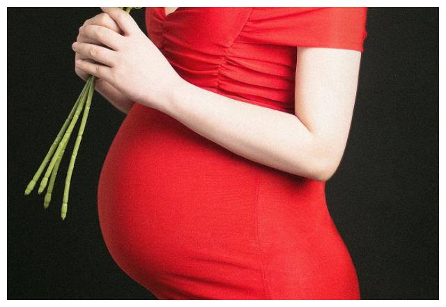 大肚子拍照伤风败俗,他们认为孕妇不能随便拍照,否则会对胎儿成长产生