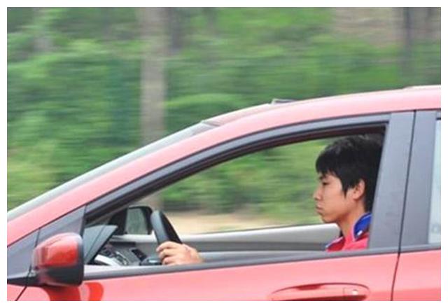 为什么有的车主开车只开一个车窗?老司机:经验之谈,不懂就亏了