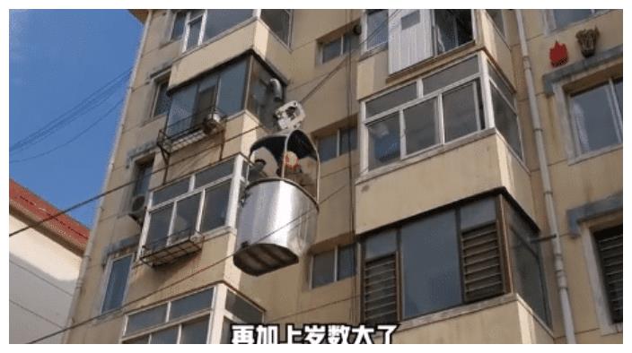 退休老人用3年自制电梯,55秒升到5楼!网友担心:曝光后被强拆休闲区蓝鸢梦想 - Www.slyday.coM 退休老人用3年自制电梯,55秒升到5楼!网友担心:曝光后被强拆休闲区蓝鸢梦想 - Www.slyday.coM