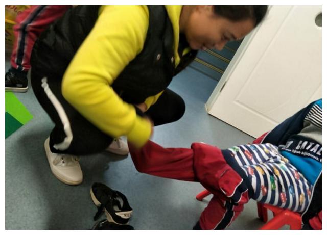 "为啥孩子不愿在幼儿园拉臭臭"?家长别不当回事,压力让娃焦虑