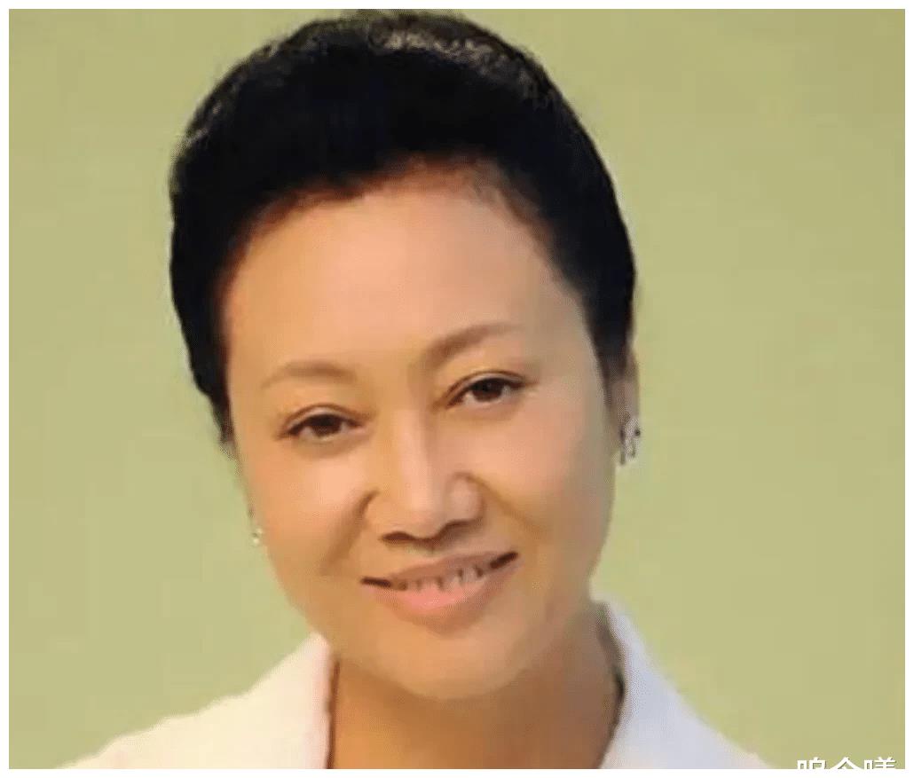 "王丽云的父亲去世,她哭得死去活来心想老公会来安慰,谁知前夫居然