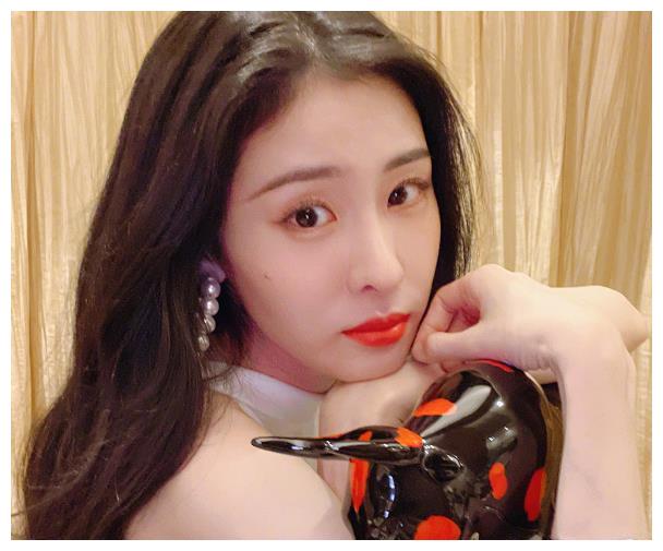 张碧晨深夜约华晨宇吃饭无名指钻戒抢镜女儿缠着爸爸不让走
