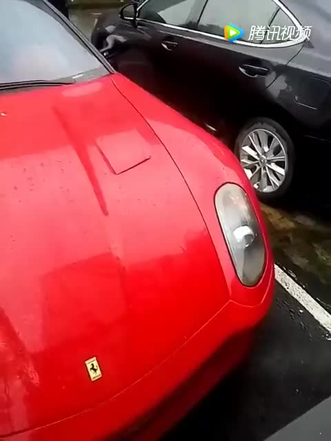 街边实拍红魔法拉利跑车