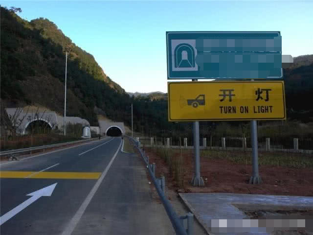 高速“问号加灯泡”是什么标志?事关安全驾驶,老司机也会被扣分