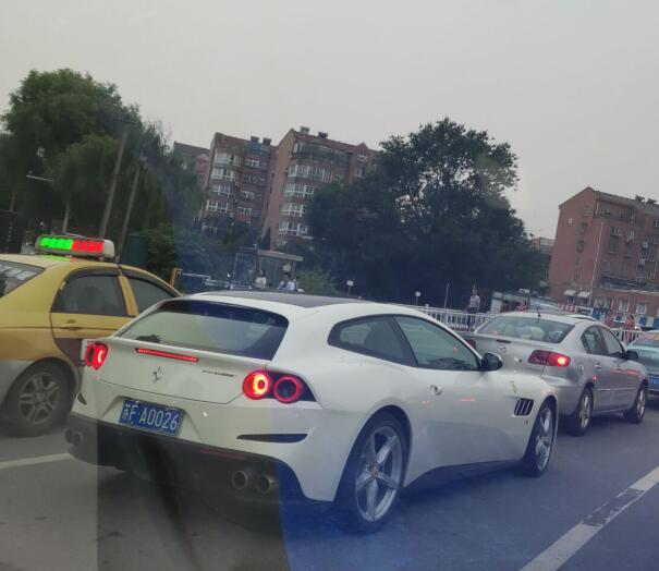 南通虹桥路实拍法拉利GTC4跑车，回头率百分百！