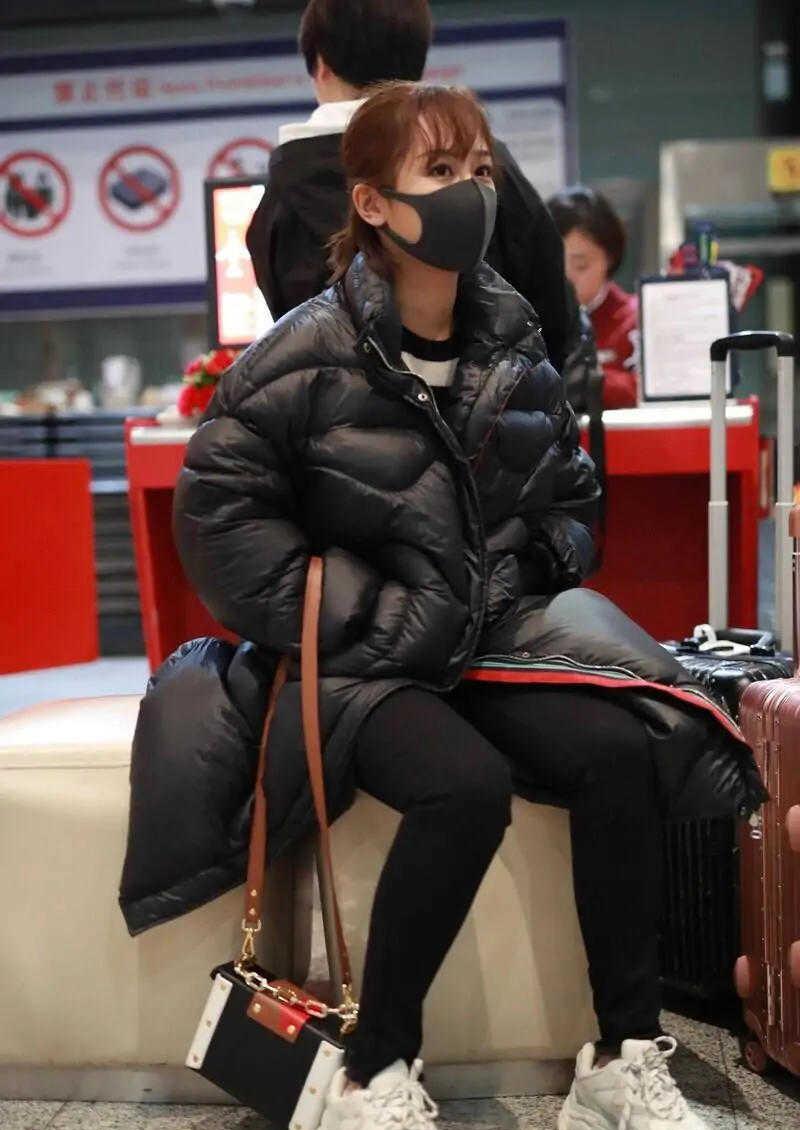 杨紫走机场真接地气穿黑色长羽绒服配长裤好暖和还很时髦