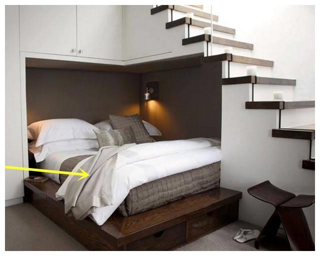 朋友将卧室装在楼梯下，我想不明白：150平的复式房还不够宽敞？