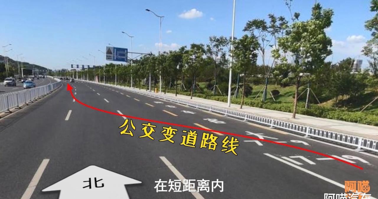 路口突然把左转车道改成这样,很多司机不小心违章,到底寓意何为
