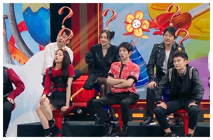 杨幂偷偷用脚蹬华晨宇臀部导演放出贾玲视角全网欠她一个道歉