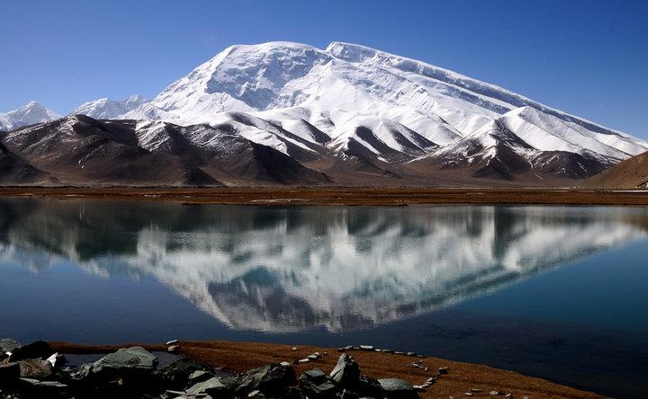 在中国新疆帕米尔高原雪山上,竟有一副中国地图!
