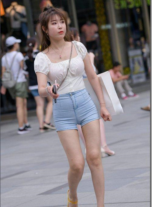 胖女孩穿什么衣服好看?泡泡袖上衣和牛仔裤很有魅力