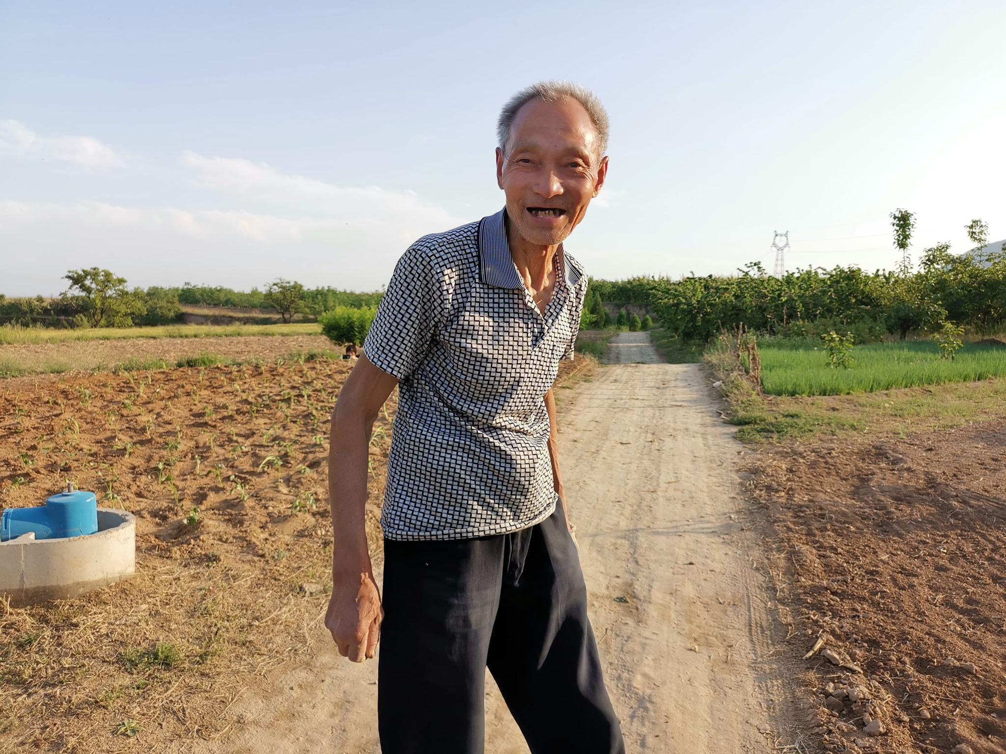7旬农民大叔种红薯心急火燎,言说家中离不开,咋回事