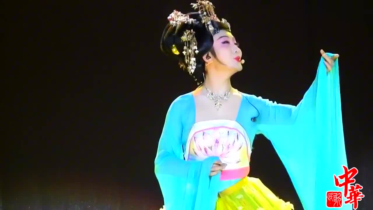 李玉刚饰演杨贵妃很完美,这小品走心了,最后观众哭着鼓掌!