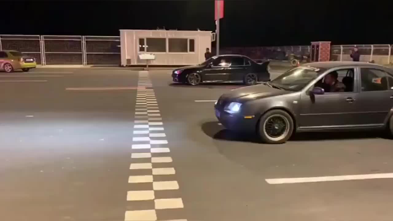 视频：实拍：宝来R直线加速大战三菱EVO