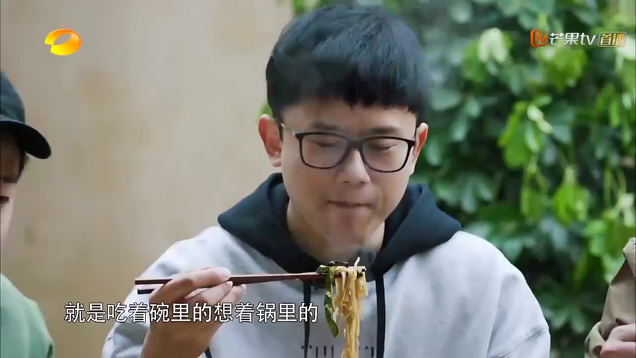 黄磊给彭彭弄了超大一碗的面条，却被彭彭分分钟吃光，看呆何炅