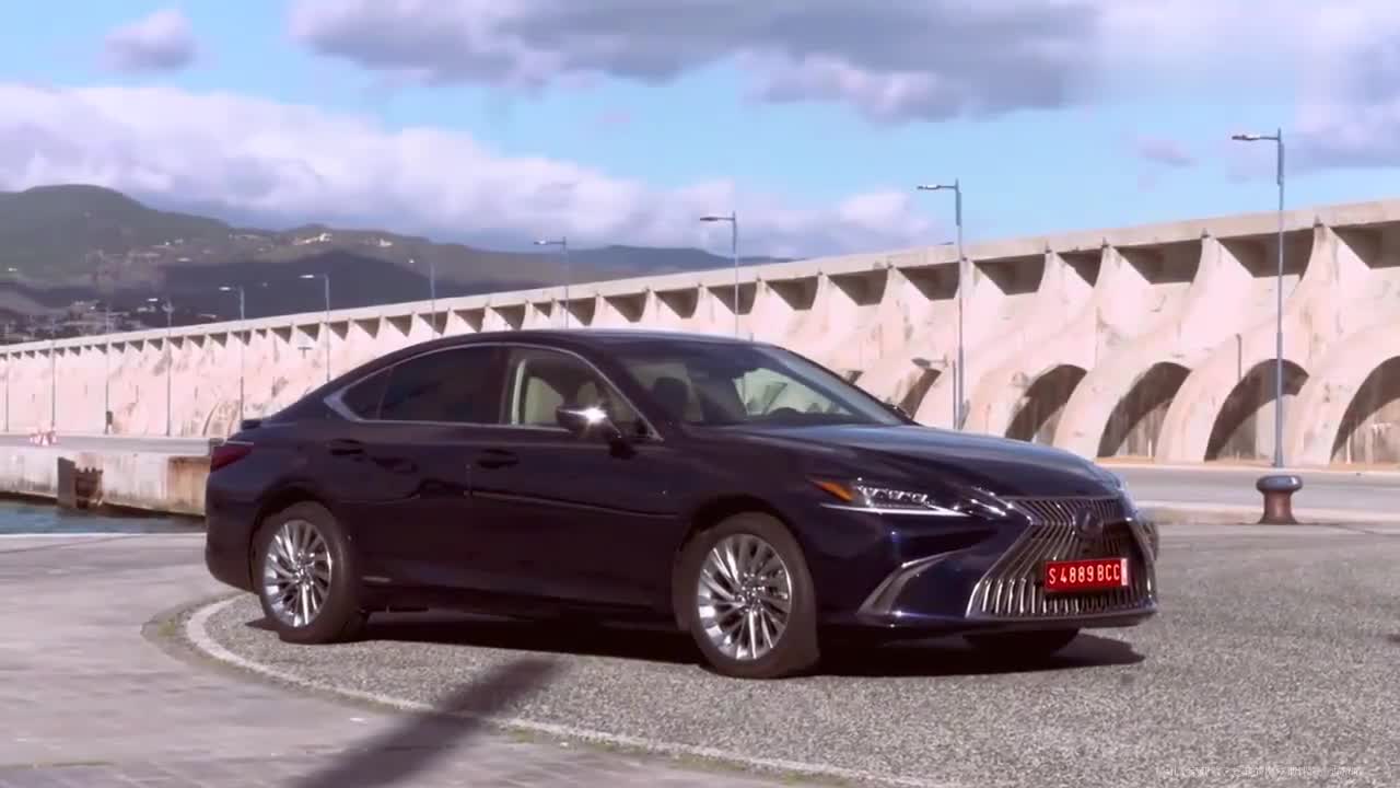 2020款雷克萨斯ES300H的实车展示,看到外观和内饰值得期待吗