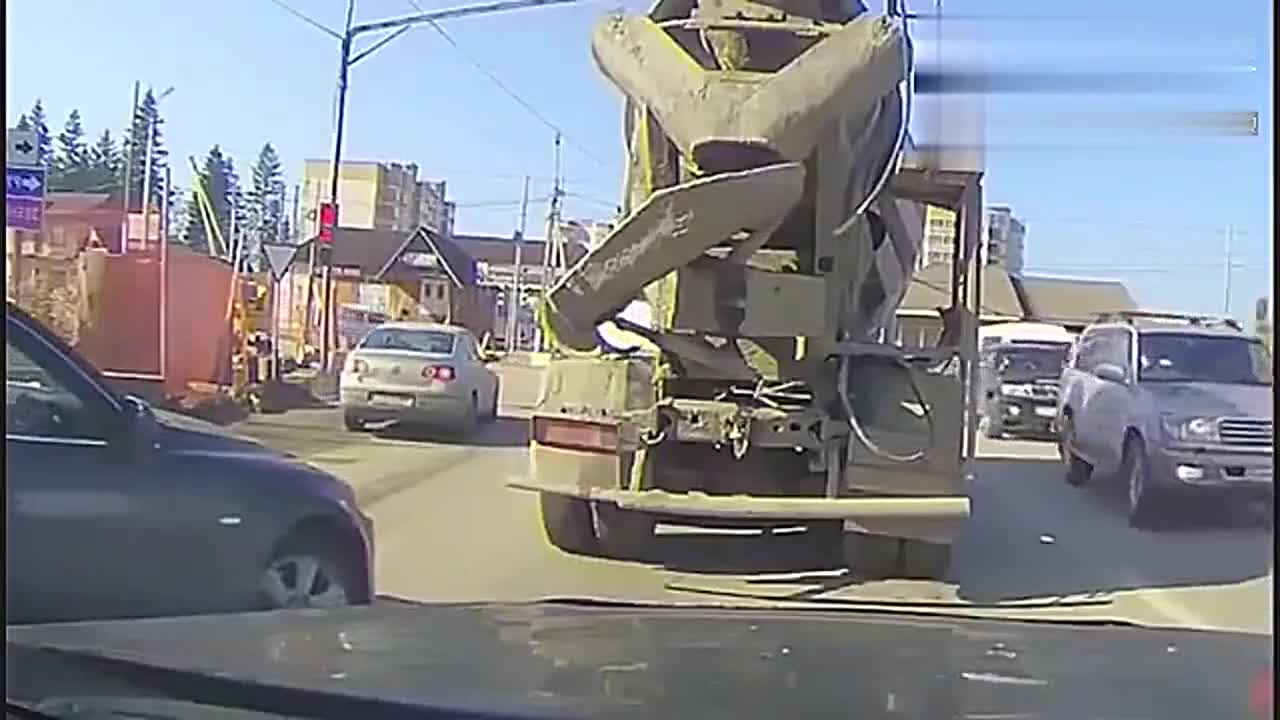 行车记录仪实拍女司机故意别车,还以为水泥车司机会让着她