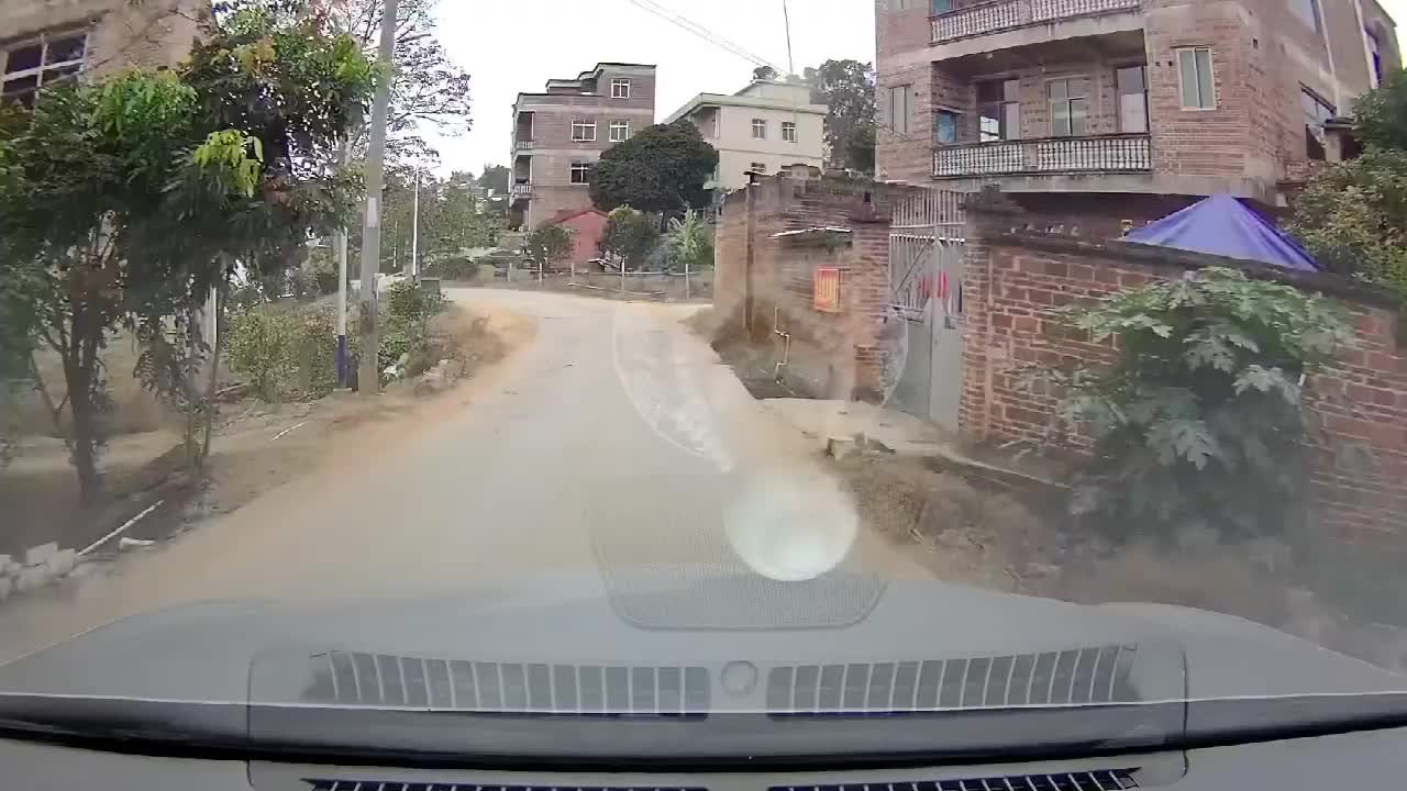 实拍：女司机的车技，就问你怕不怕，这都能开到沟里