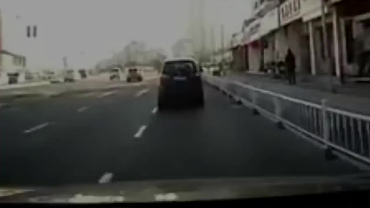 实拍：女司机前一秒钟还在骂人，后面却乐的不行