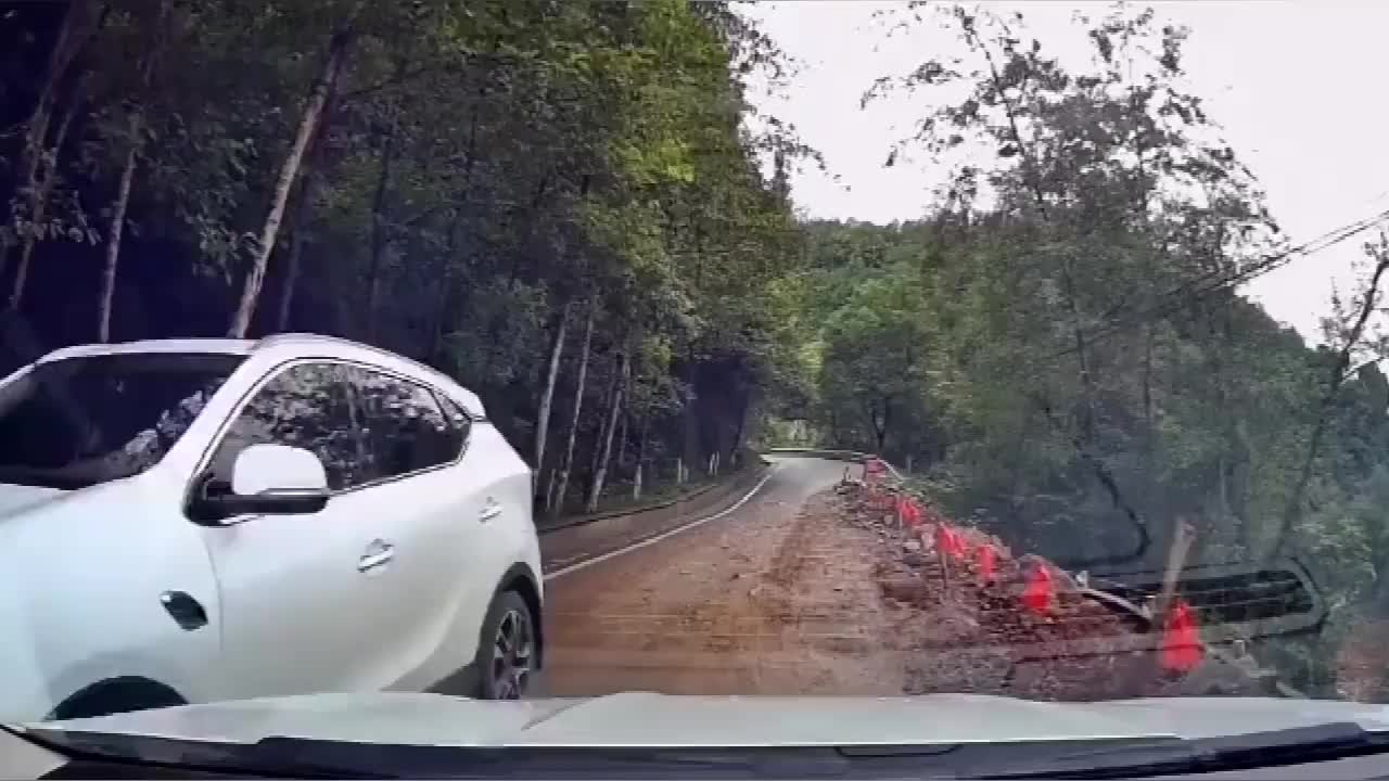 实拍：感谢货车司机让路，祝你一生平安，下雨天你慢点