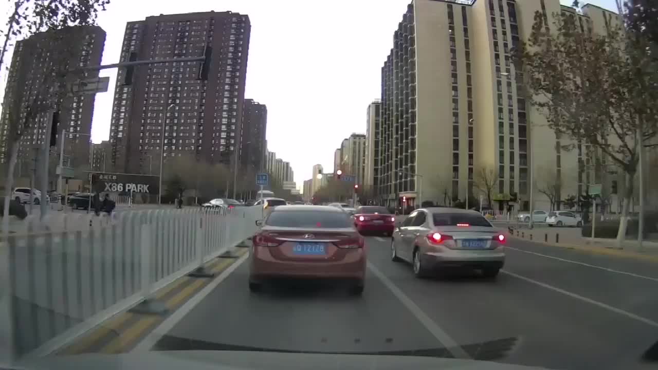 实拍：就这种司机，我不可能惯着他，实线变道追尾也是他全责