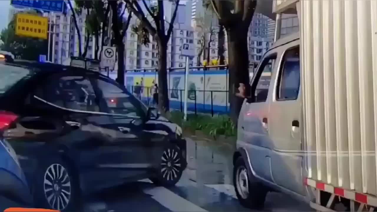 实拍：MINI女司机真心急，我也说不让你啊，你着什么急