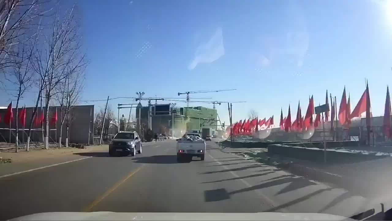 实拍：路怒症！遇到女司机自求多福吧，惹不起，躲得起！