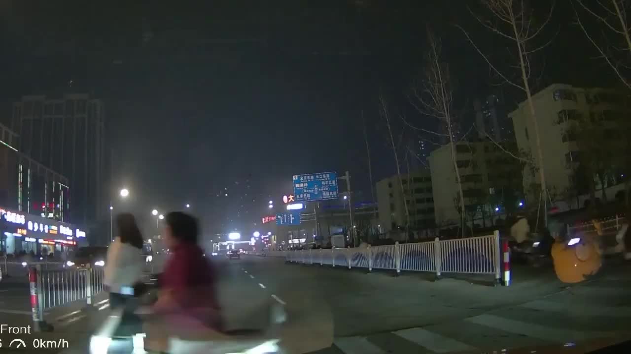 实拍：占着右转道溜车，还说我追尾，有些出租车司机请自觉！