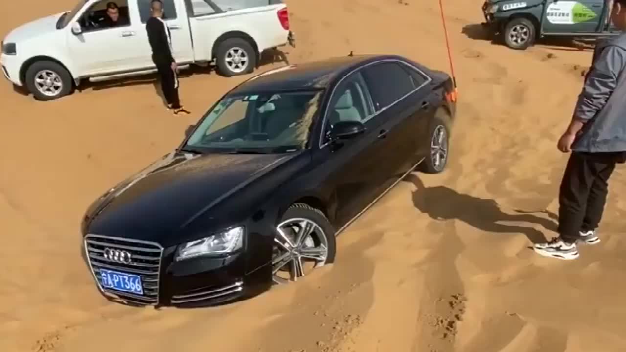 实拍：奥迪A8真牛气，这也不是越野车，去沙漠干嘛