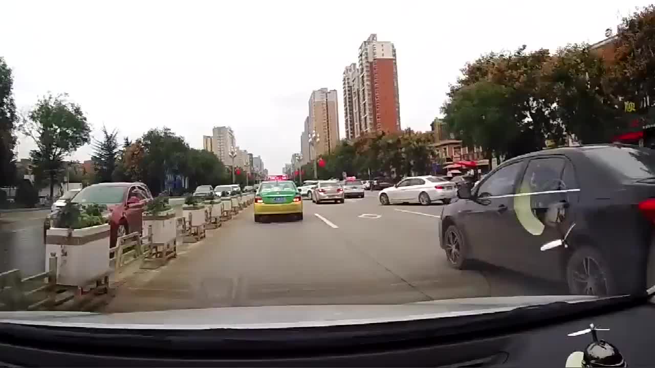 实拍：遇到一个奇葩女司机，说她是女司机，我没让她是我全责