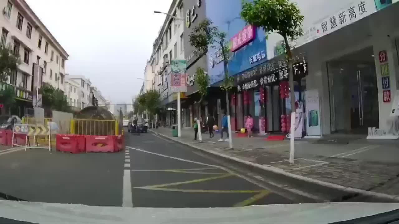 实拍：遇到逆行的哈弗，不要怂，他不动我就不动