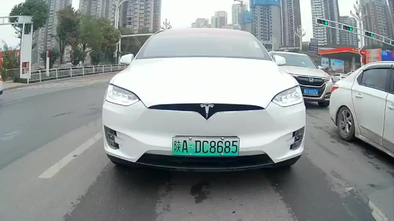 实拍：这就是人人夸的特斯拉吗？我怎么欣赏不来这种美