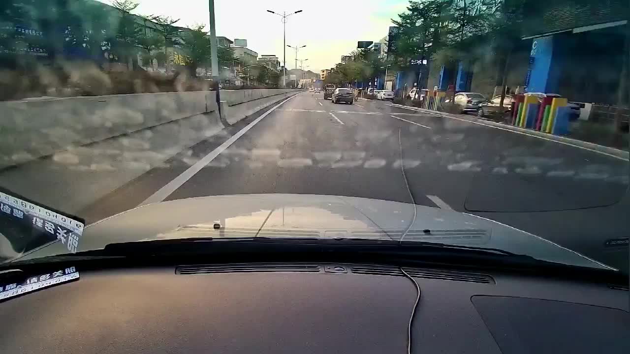 实拍：好任性的货车，我差点就挂了，没拍清车牌，不然就举报了