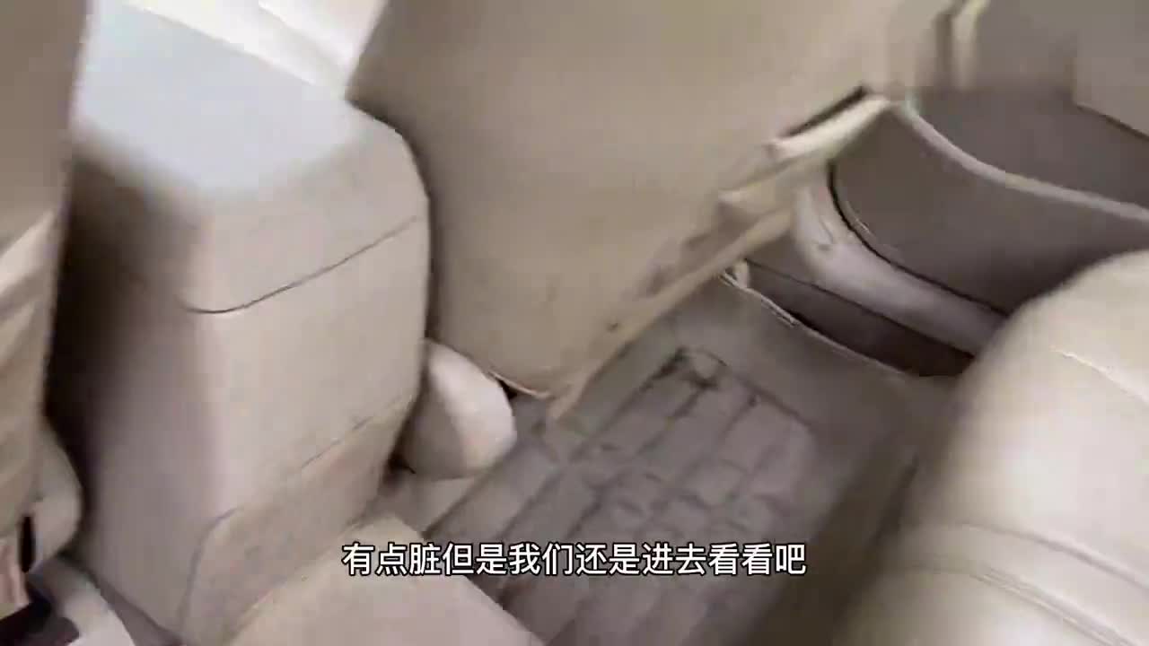 实拍二手车市场比亚迪G3内饰，四幅式方向盘+前排布局合理，不错