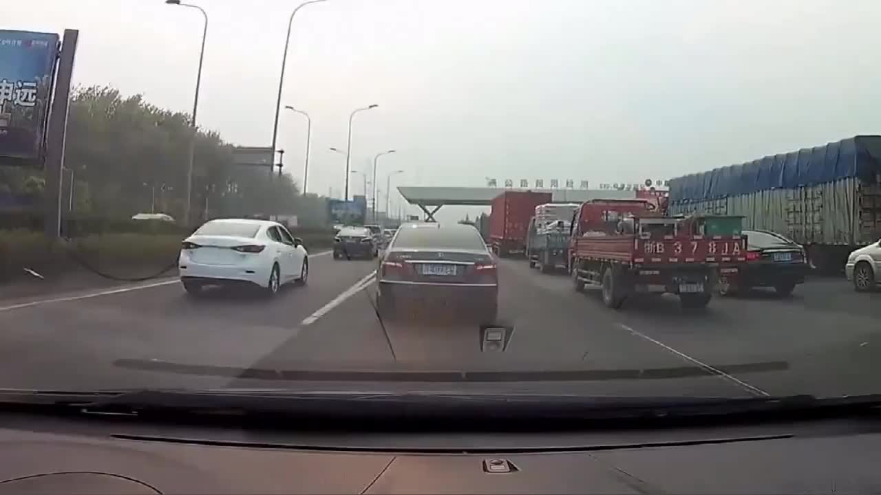 实拍：我太自作聪明了，跟着奔驰乱变道，没想到惩罚来的这么快