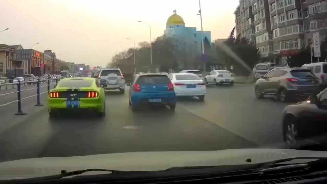 实拍：听引擎怒吼声，笑看野马GT加塞，真把自己当法拉利了