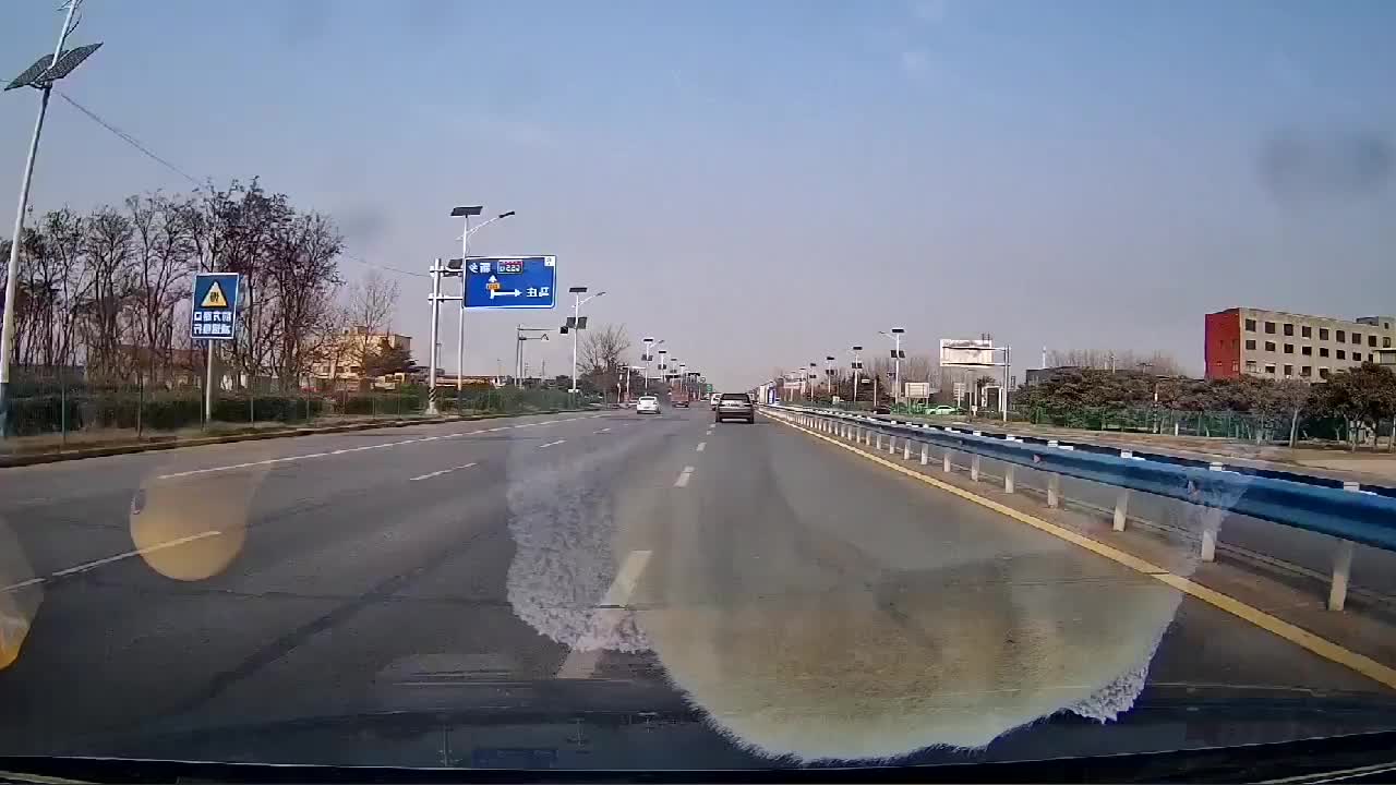 实拍：我要是撞上去的话，是不是可以免费换个保险杠