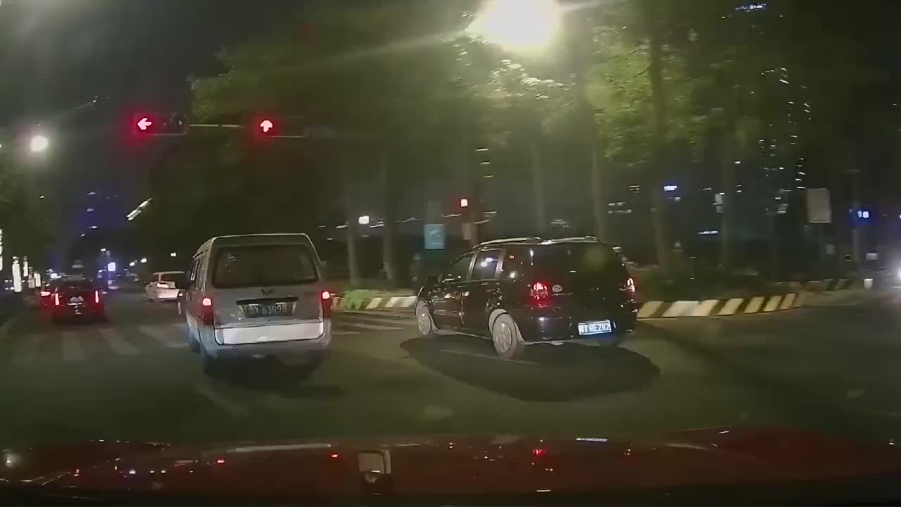 实拍：我正常行驶，红色奔驰非要跟我犟，撞上了是我的责任吗？