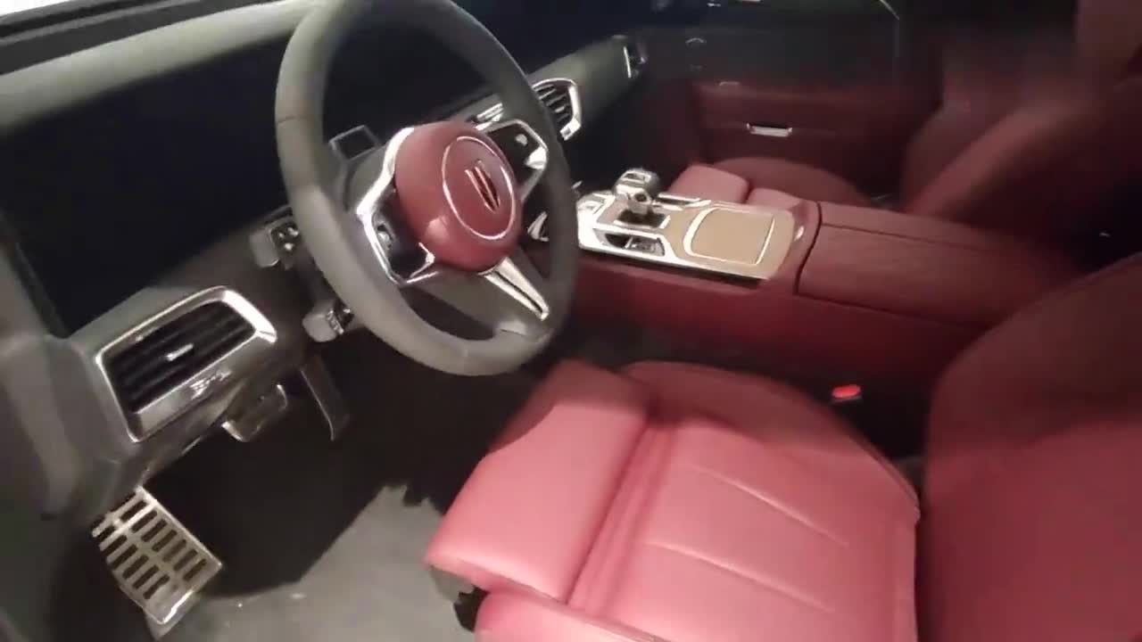 到店实拍红旗E-HS9贯穿整个内饰的大尺寸屏幕很吸睛，极具未来感