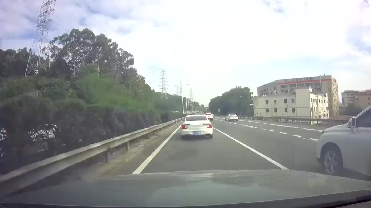 实拍：沃尔沃安全性能好，就可以把高速公路当自己家了