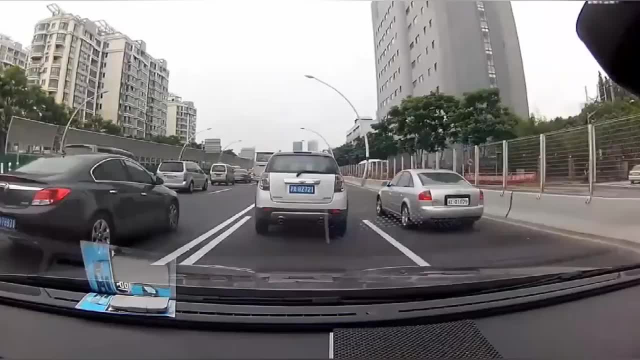 实拍：我这人吃软不吃硬，雪佛兰连续不打灯加塞，我真的忍不了